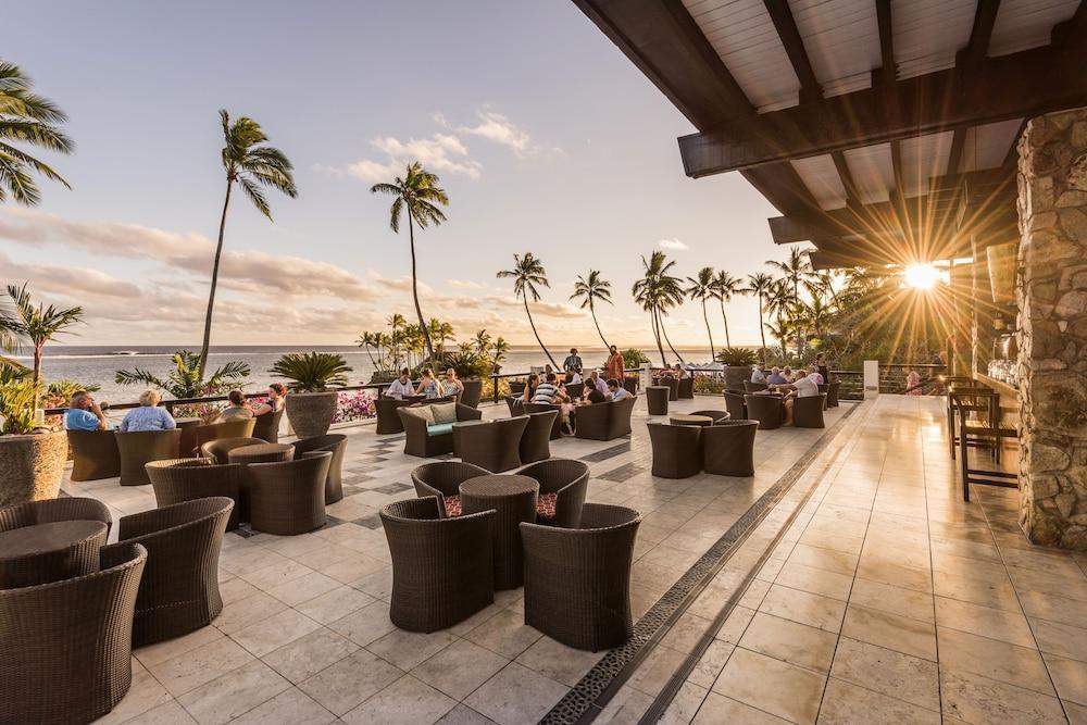 מלון קורולבו The Warwick Fiji מראה חיצוני תמונה Sunset at the Beach Bar