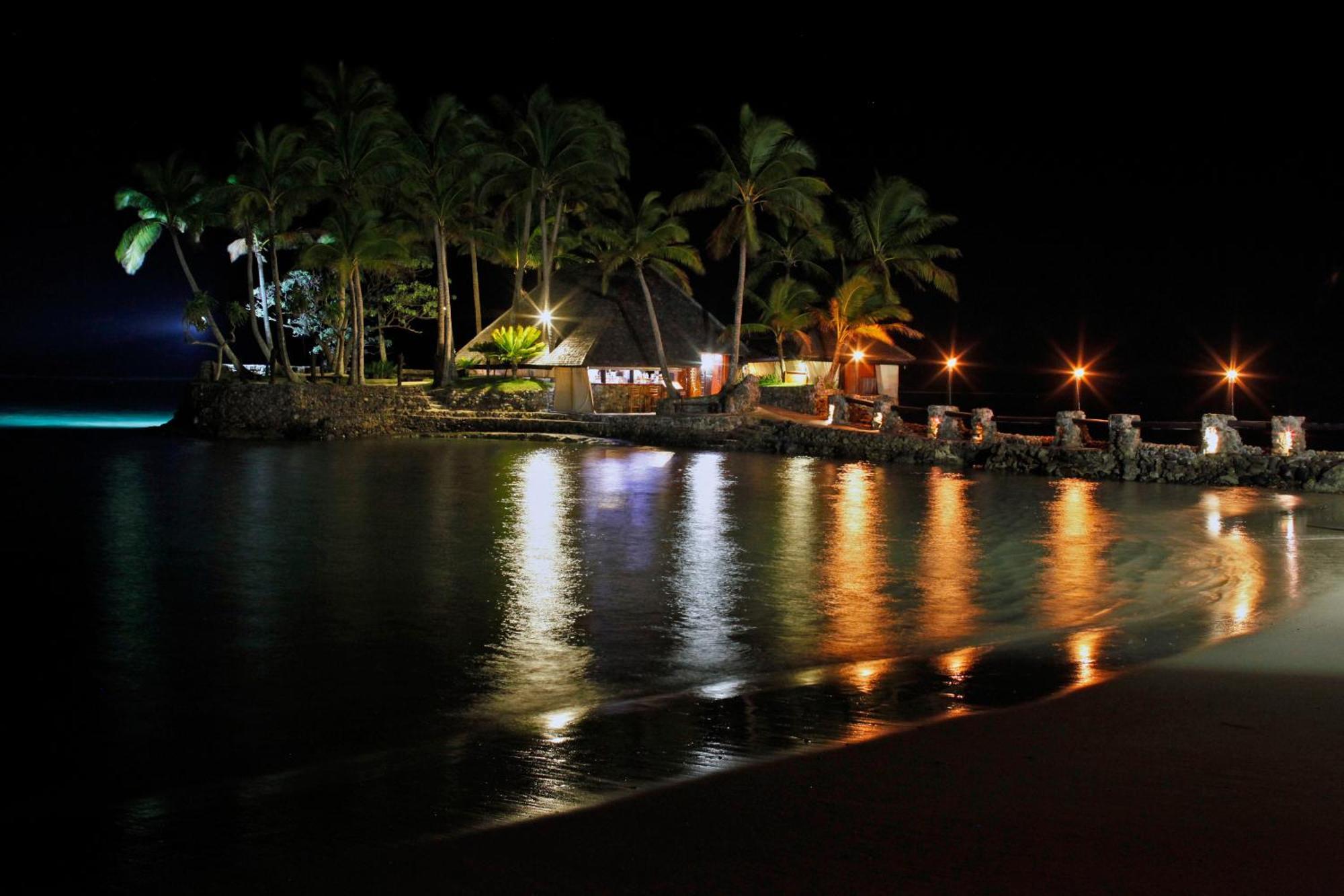 מלון קורולבו The Warwick Fiji מראה חיצוני תמונה Night view of the beach