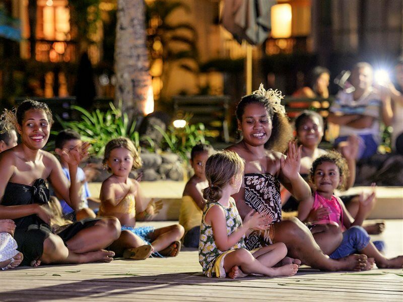 מלון קורולבו The Warwick Fiji מראה חיצוני תמונה A family from the Cook Islands